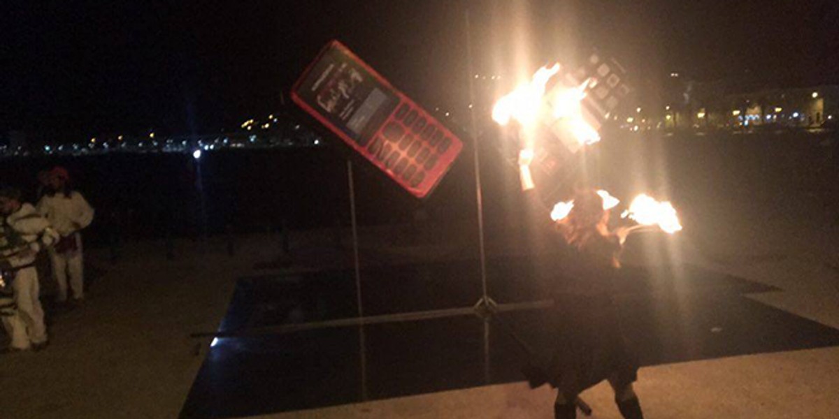 VIDEO Splićani kao Krnju zapalili - dva mobitela, Ivan Pernar i Ava Karabatić zapjevali Zečićev hit 'Ima li nade za nas'