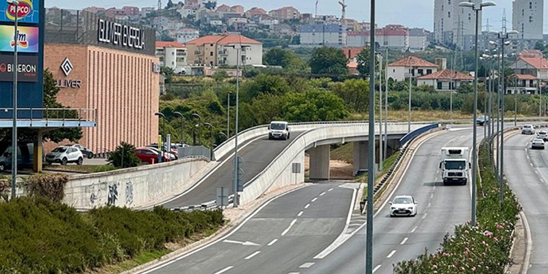 FOTO/VIDEO Tri mjeseca kašnjenja: Konačno se može voziti preko Mravinačke rampe 