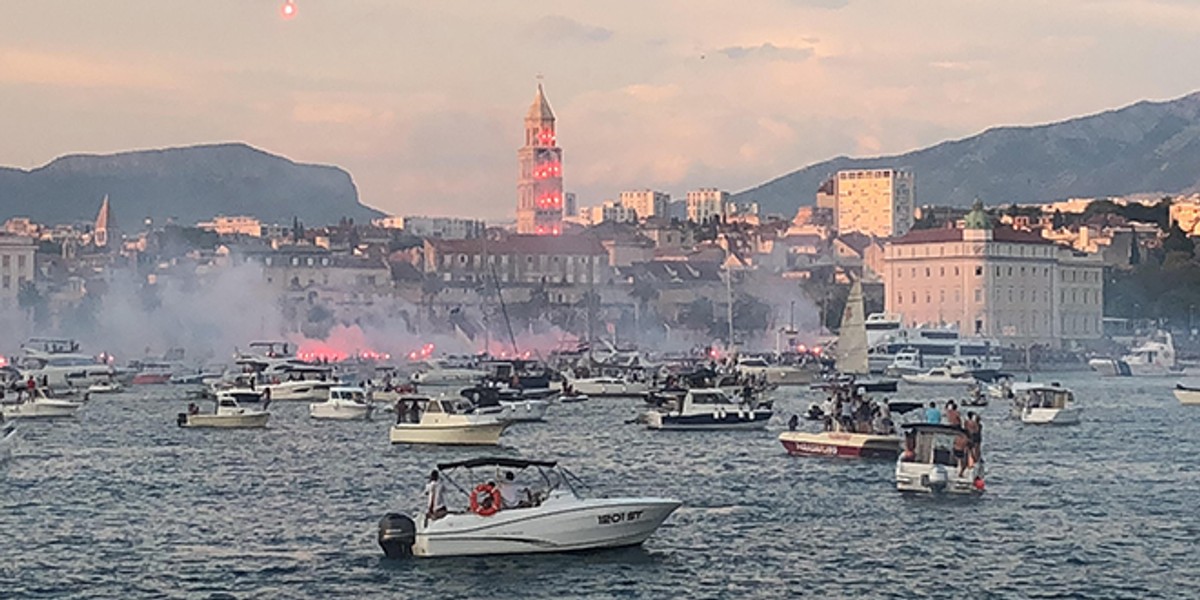 UŽIVO ISPRAĆAJ OLIVERA: Katamaran se otisnuo od obale uz pjesmu 'Vela Luka', brojni brodovi ga ispratili iz splitske luke