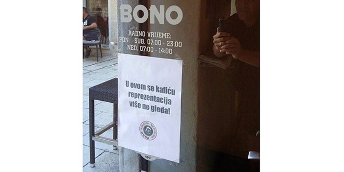 UŽIVO Kafić 'Mali gusar' u Omišu časti sve koji su došli ne gledati utakmicu