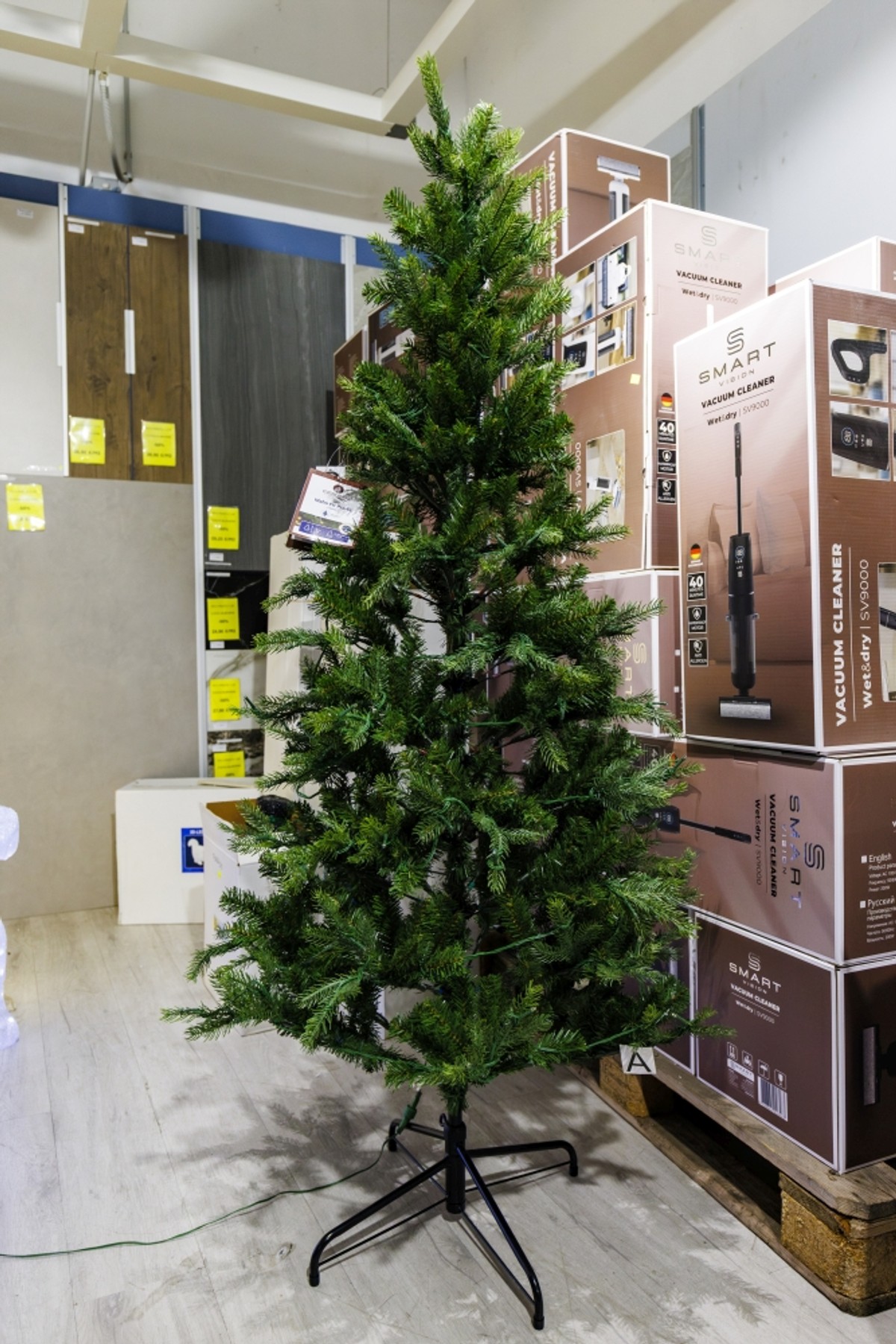 Božićna groznica trese Dalmaciju: U kaštelanskom outletu krenuo Black Friday! Božićni asortiman na 50% popusta, a na rasprodaji su stabla maslina i limuna