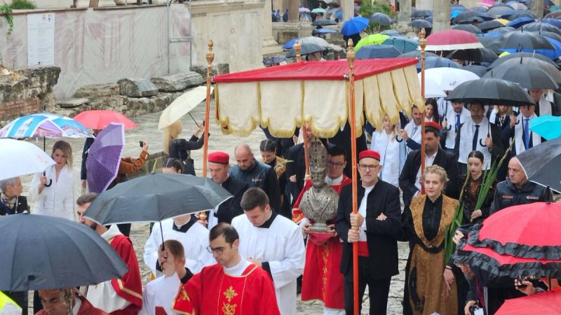 VIDEO Moćnik sv. Dujma iznesen iz katedrale, pogledajte početak procesije