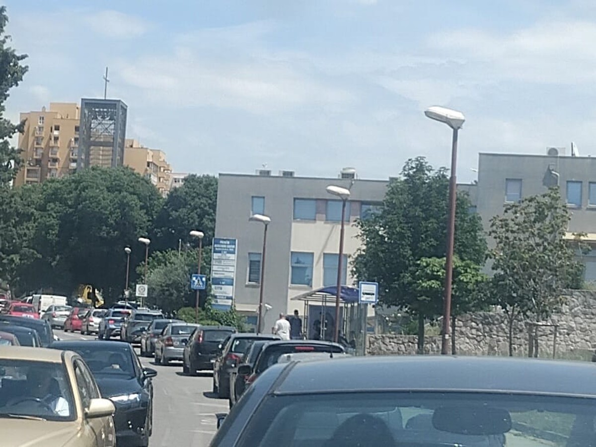 NE RADI SEMAFOR Krkljanac na križanju Velebitske i Poljičke u Splitu