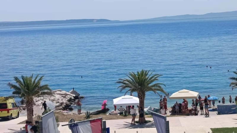 Pozlilo starijoj ženi na plaži na Žnjanu, prevezena je u bolnicu
