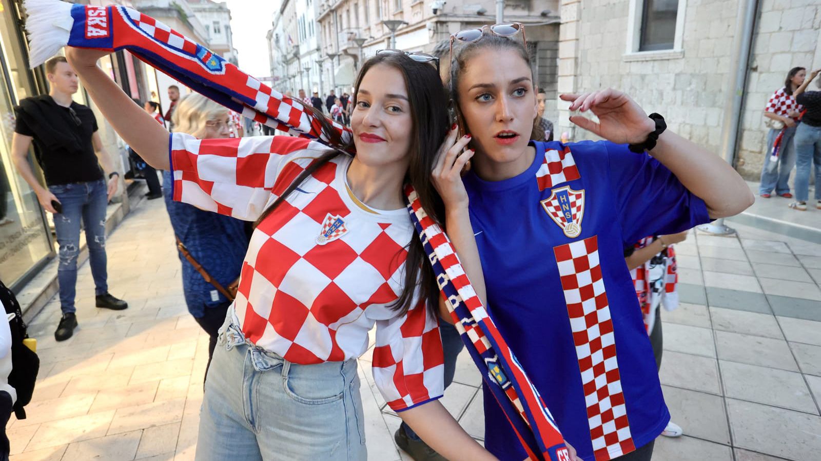FOTOGALERIJA: Navijači stigli sa svih strana, pogledajte kako je u Splitu uoči utakmice
