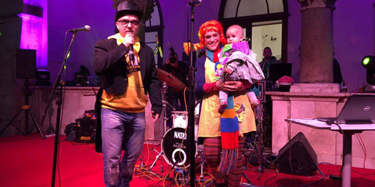 VIDEO Splićani kao Krnju zapalili - dva mobitela, Ivan Pernar i Ava Karabatić zapjevali Zečićev hit 'Ima li nade za nas'