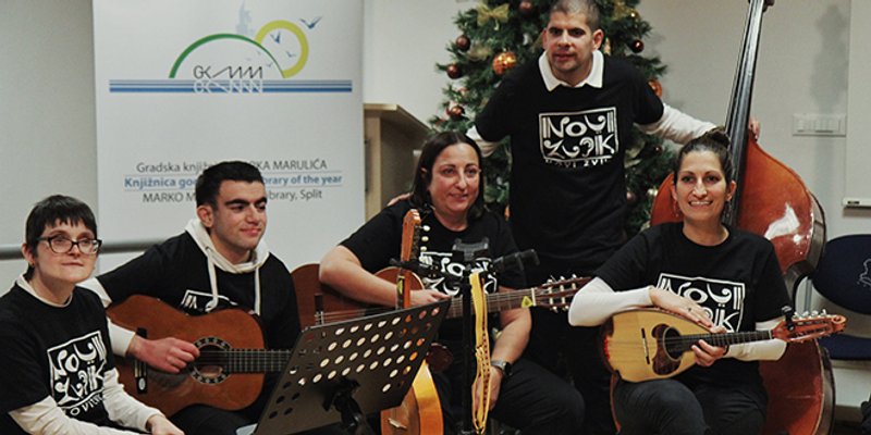 Izložba Glazbene linije u crkvici svetog Luke u Velom Varošu