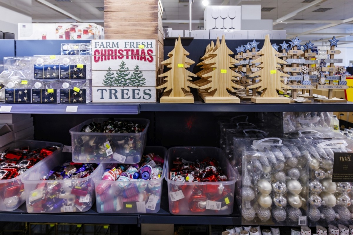 Božićna groznica trese Dalmaciju: U kaštelanskom outletu krenuo Black Friday! Božićni asortiman na 50% popusta, a na rasprodaji su stabla maslina i limuna