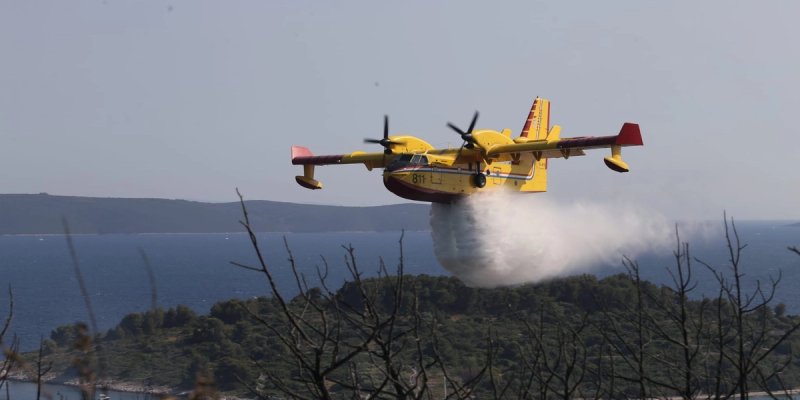 Požar na području Labinske Drage, dignuti i kanaderi