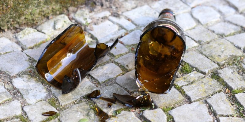 POKUŠAJ UBOJSTVA U SUPETRU Indijac Rambo pivskom bocom ubo zemljaka u vrat