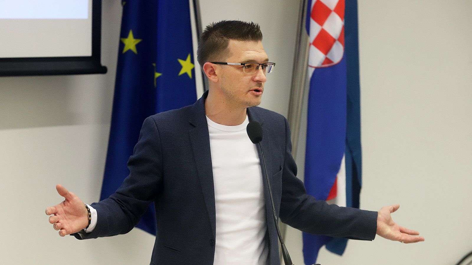 Stanovnici mjesta u Imotskoj krajini bez vode, njihovu se mirnom prosvjedu pridružio i načelnik