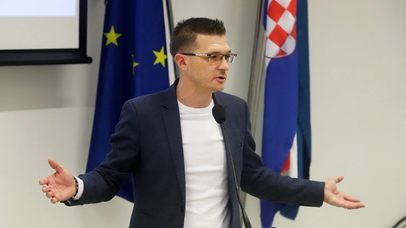 Stanovnici mjesta u Imotskoj krajini bez vode, njihovu se mirnom prosvjedu pridružio i načelnik