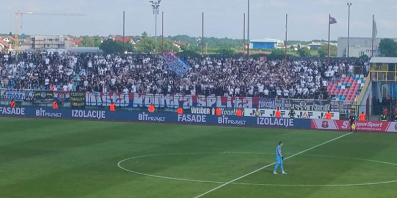 Torcida prvih desetak minuta skandirala 'srami se, Hajduče'
