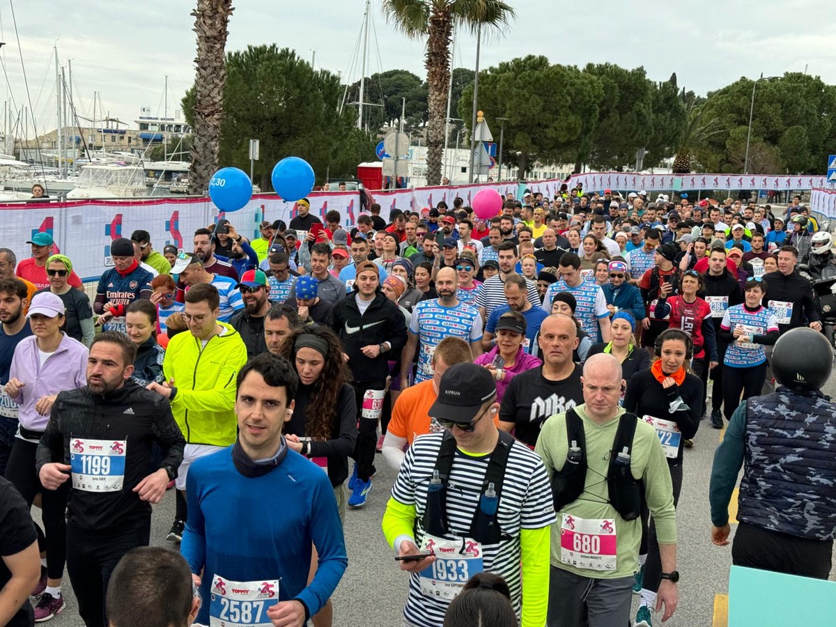 FOTO/VIDEO: Započela maratonska i polumaratonska utrka 25. Splitskog maratona