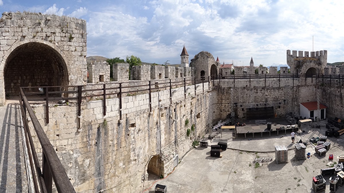 Trogir se nije predao Veneciji, pa je mjesecima bombardiran kamenim kuglama i keramičkim posudama punjenim zapaljivim smjesama
