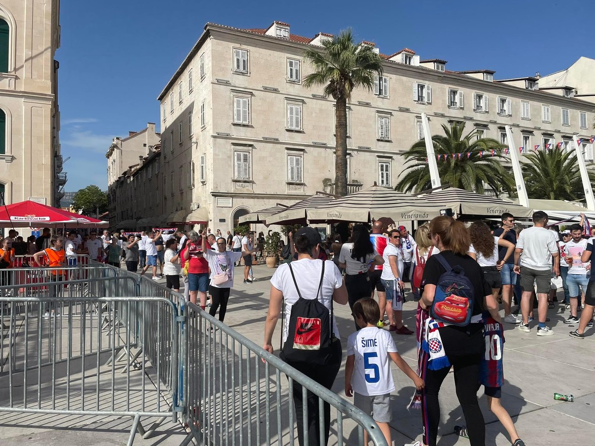 UŽIVO S RIVE: Pogledajte video, hajdučka pjesma ori centrom grada