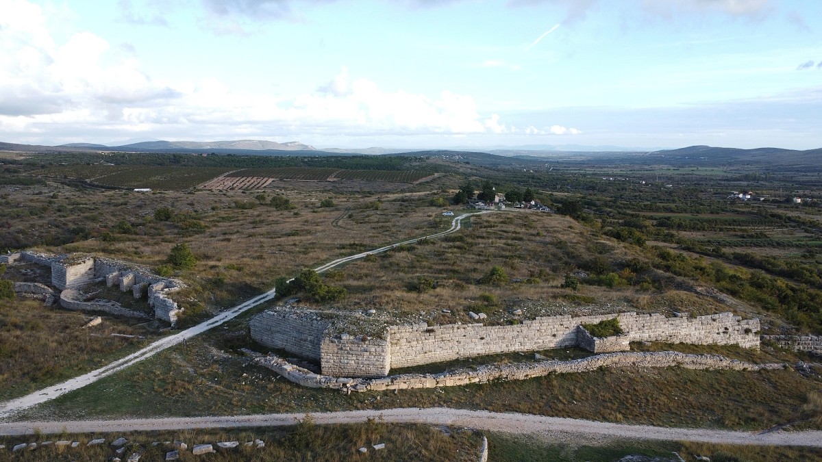 VIDEO Otkrio je 'bosanske piramide', a sada govori o zaboravljenom gradu u Dalmaciji. Nazvali smo arheologe...