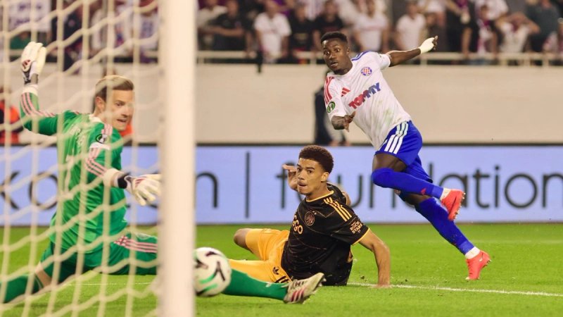 KRAJ: Hajduk svladao Ajaxa, utakmica prekinuta na 15 minuta zbog pirotehnike!