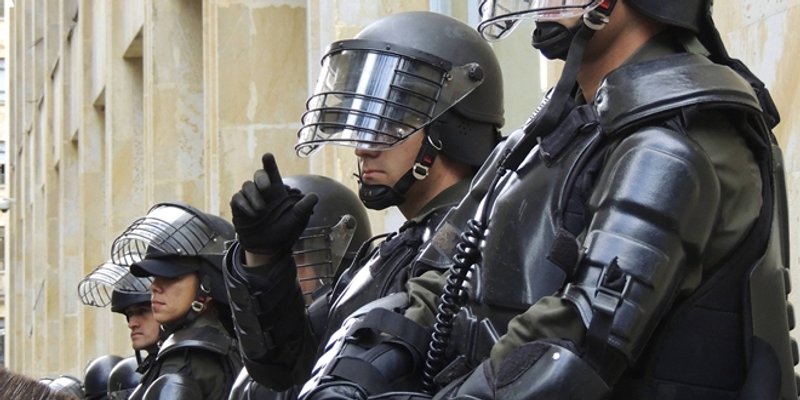 NEREDI U ENGLESKOJ Prosvjednici zapalili hotel s azilantima