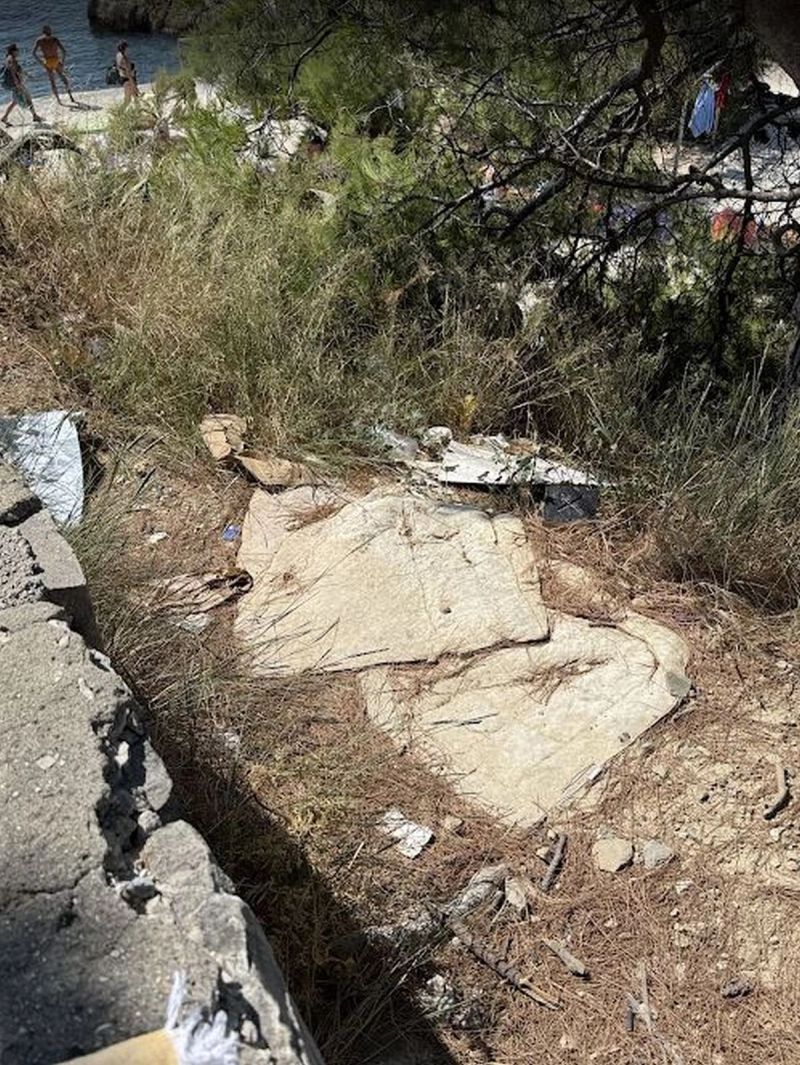 FOTO UBOD Čitateljica upozorava na gomilanje smeća iznad poznate splitske plaže: 'Vrijeme je za strože kazne'