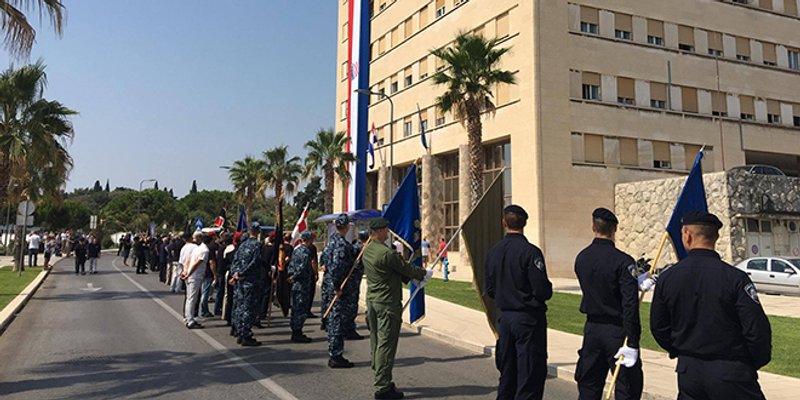 VIDEO: Na Banovini zavijorila hrvatska zastava, održan mimohod branitelja