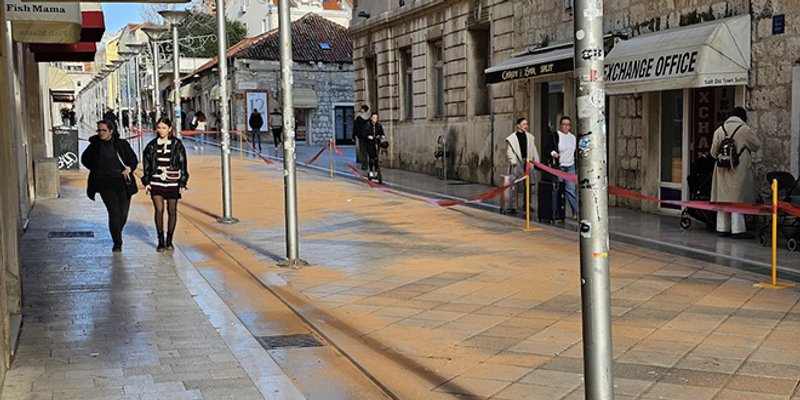 DVOJE OZLIJEĐENIH Na Marmontovu iscurilo ulje iz kombija, dio šetnice ograđen trakama i stupićima
