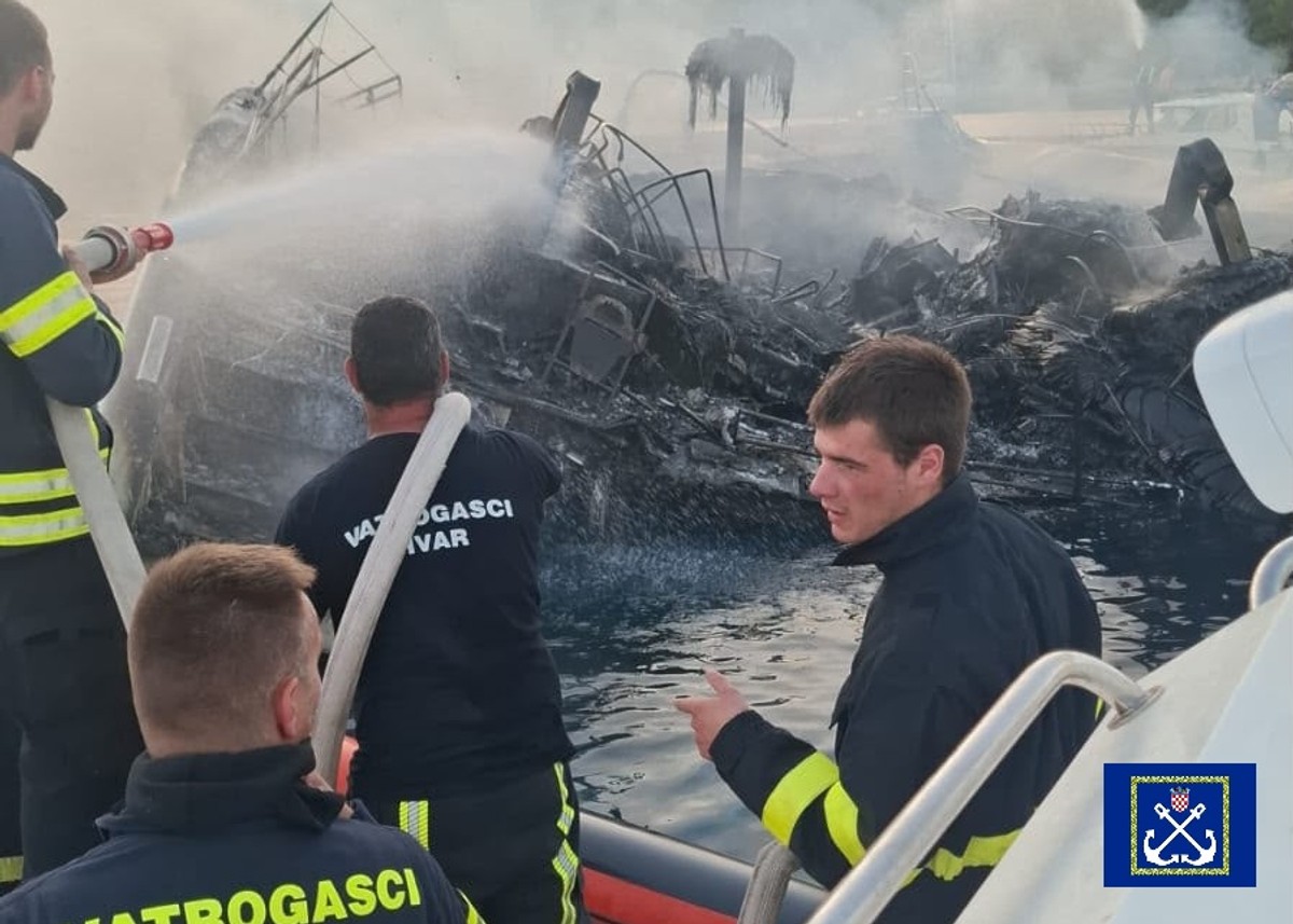 FOTO/VIDEO Požar zahvatio jedrilicu kod Hvara, pet osoba spašeno na vrijeme