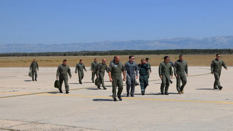 Iz Francuske se vratili hrvatski vojni piloti: Bila nam je čast