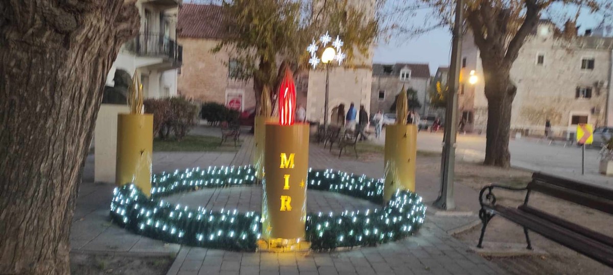 NEMA NADE ZA KAŠTELA Upalili pogrešnu svijeću na adventskom vijencu