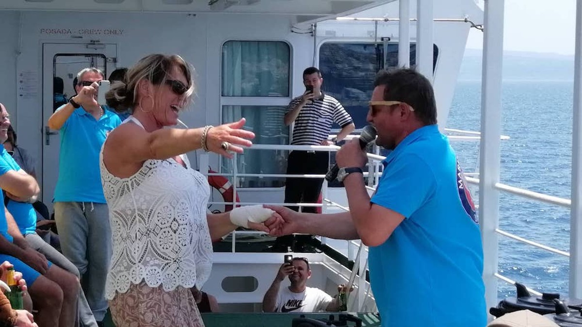 Slovenci se zabavljaju na trajektu