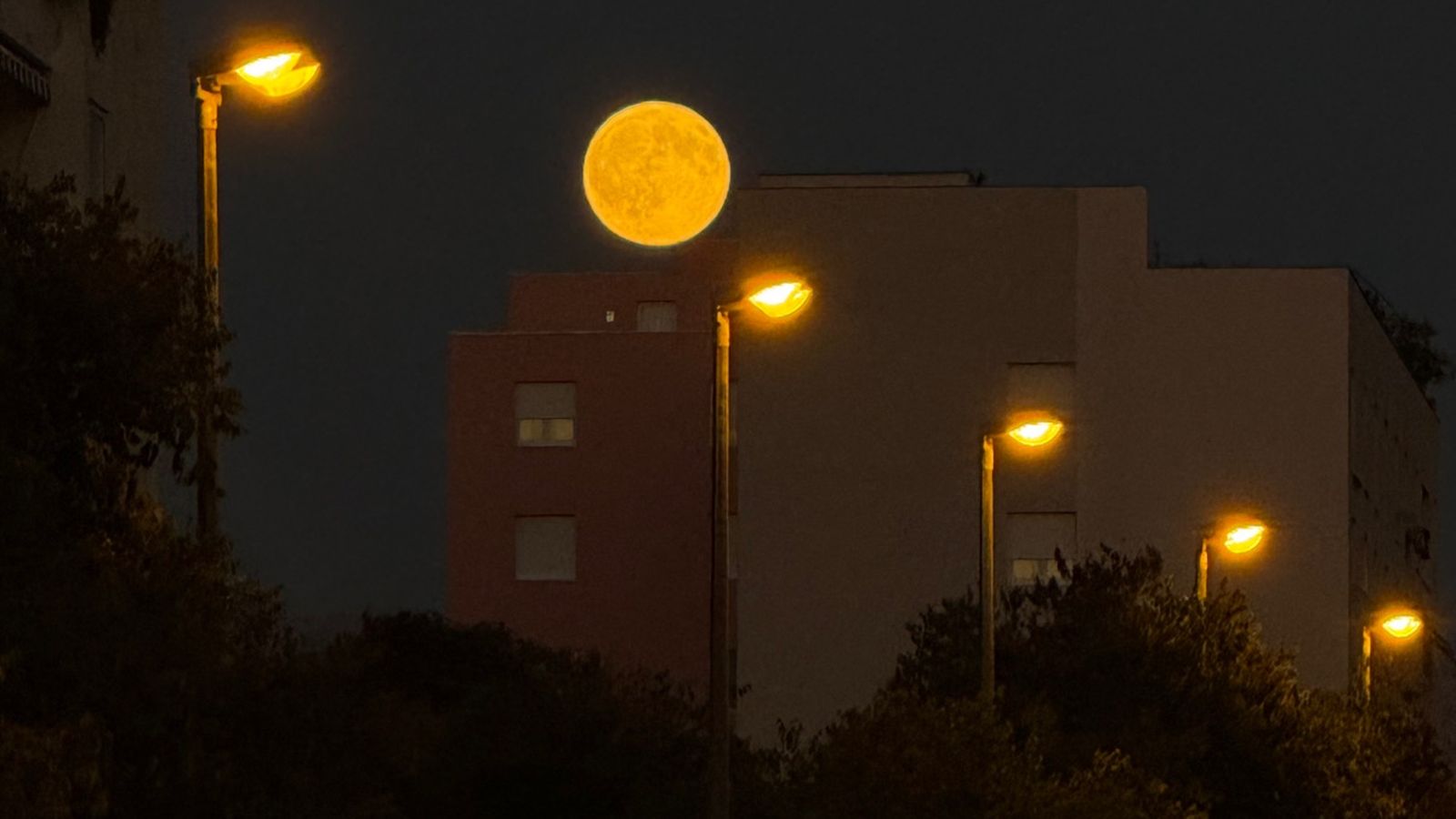 FOTO Zanimljiva perspektiva Mjeseca iznad Splita