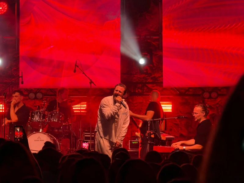 FOTO/VIDEO Matija Cvek rasplesao i raspjevao Trogir: Kula Kamerlengo pjeva uglas njegove hitove