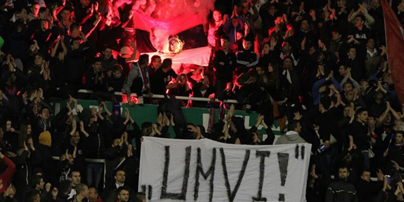 Torcida na sjeveru zapalila četničku zastavu