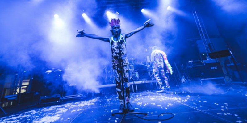 SAM U VODI Poslušajte legendarni hit Leta 3 u izvedbi s Terezom Kesovijom