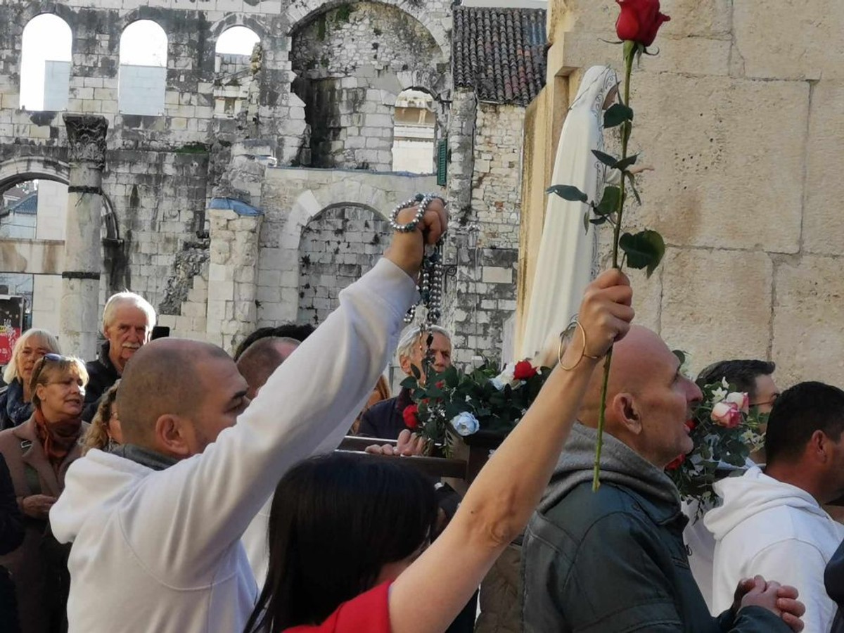 Molitelji na Peristilu