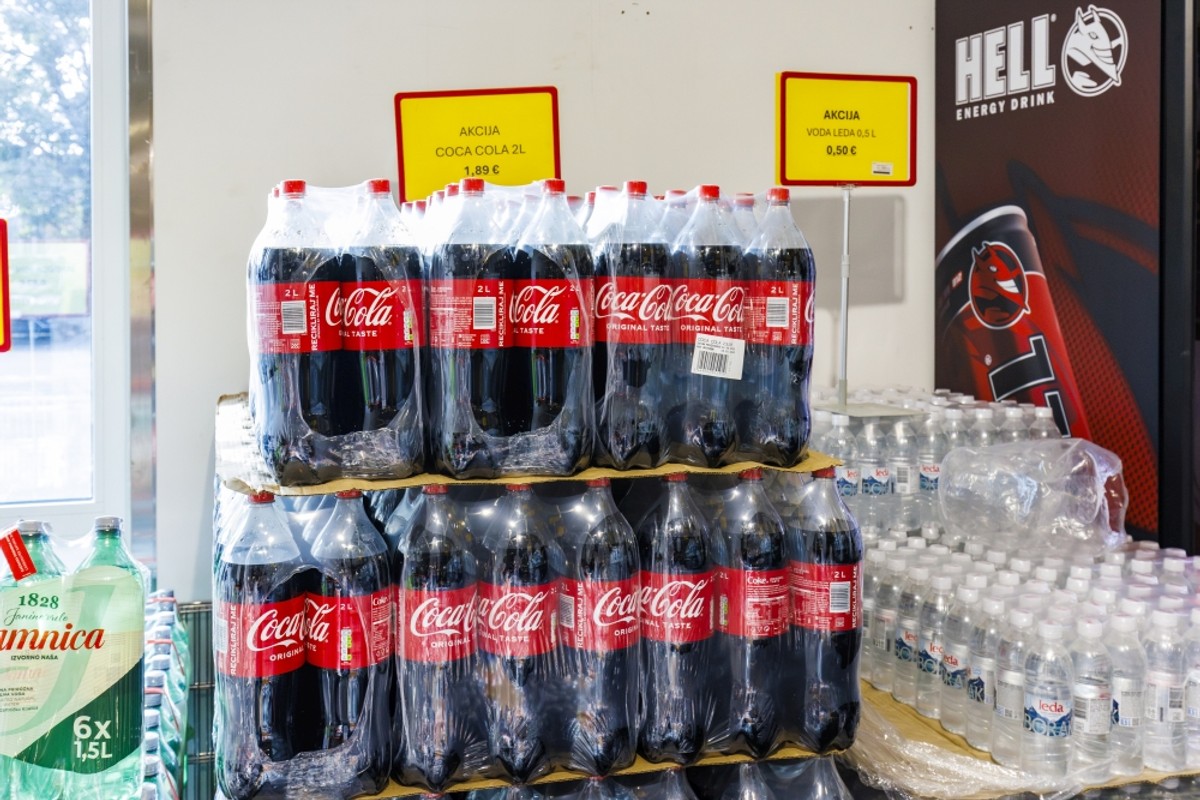 Božićna groznica trese Dalmaciju: U kaštelanskom outletu krenuo Black Friday! Božićni asortiman na 50% popusta, a na rasprodaji su stabla maslina i limuna