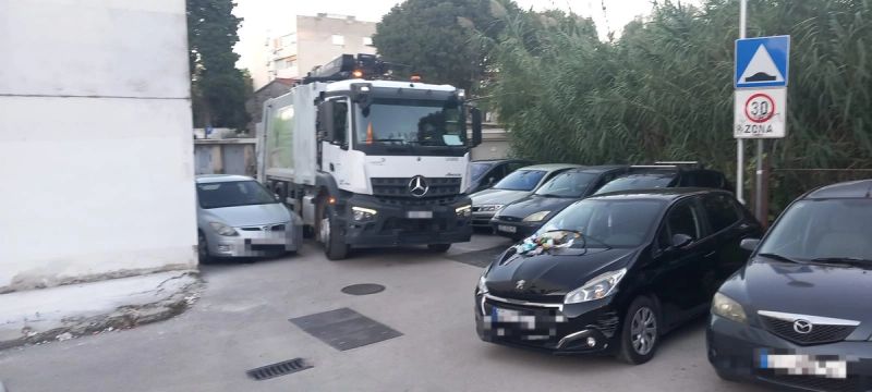 DVOSTRUKA KAZNA Smeće na haubi zbog parkiranja