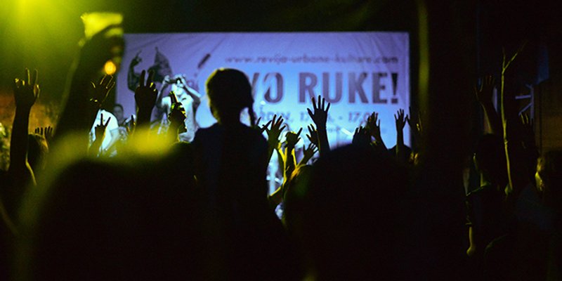 NOĆNI PROGRAM: Počela revija 'Evo ruke!', Mjesni odbor napunio Đardin