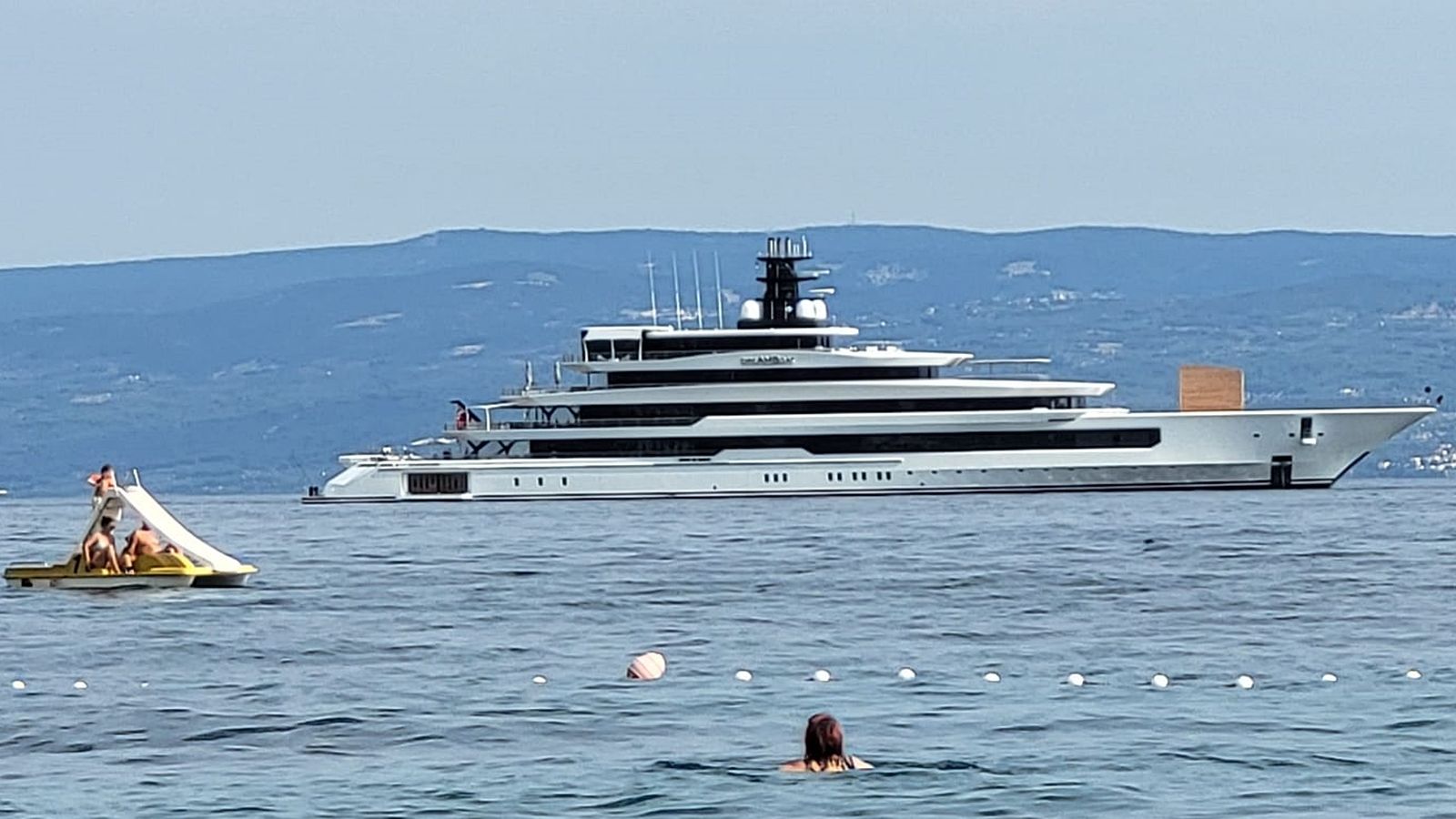 Luksuzna ljepotica usidrila se pred Splitom: Superjahta DreAMBoat privukla poglede kupača i šetača