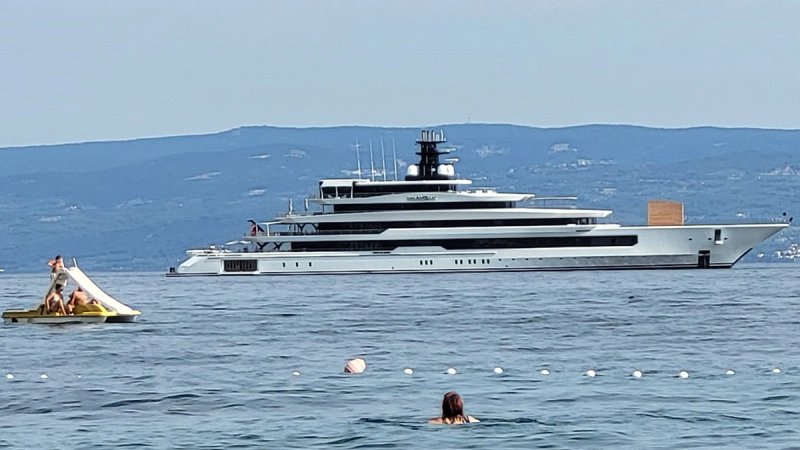 Luksuzna ljepotica usidrila se pred Splitom: Superjahta DreAMBoat privukla poglede kupača i šetača