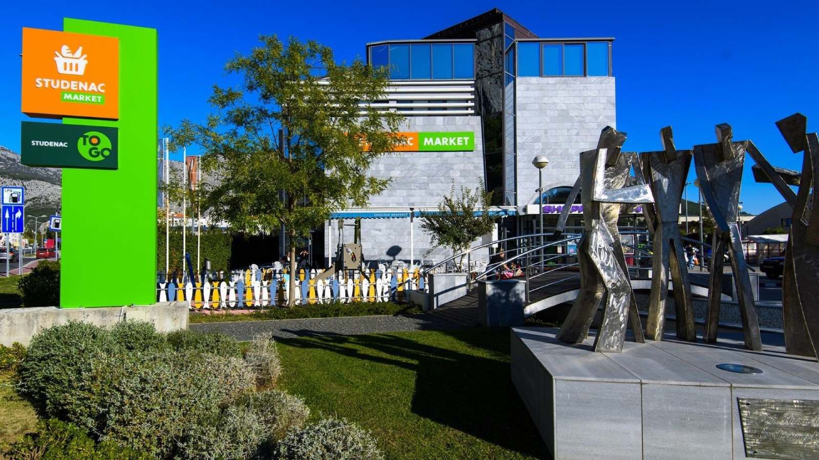 Studenac donirao više od pola tone hrane i gotovo pet tisuća litara vode na požarišta u Omišu, Potomju i Pučišćima