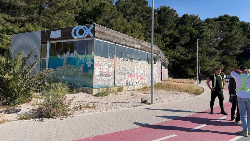 FOTO/VIDEO GOTOVO JE! Počinje uklanjanje bivšeg kafića na Trsteniku, unutrašnjost je zastrašujuća