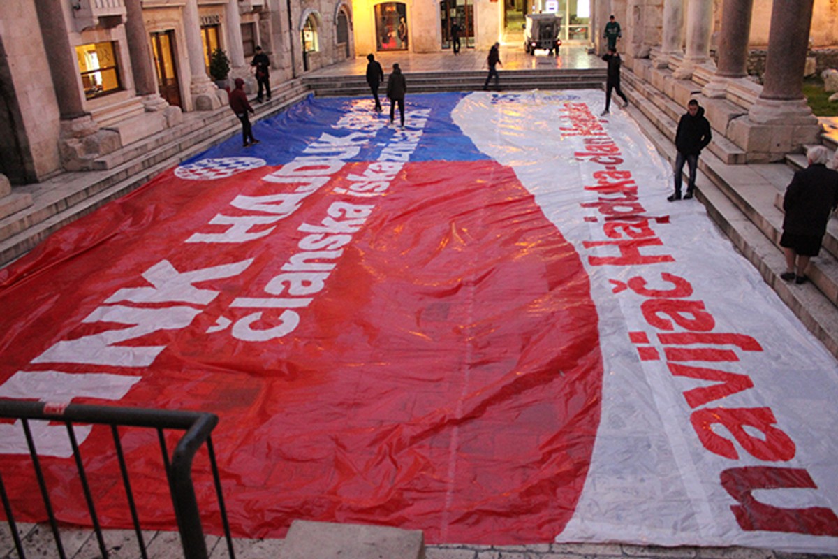Peristil osvanuo prekriven Hajdukovom članskom iskaznicom!