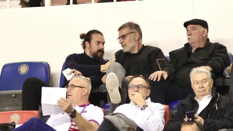 FOTOGALERIJA: Pogled na ložu, tu je i izbornik Slaven Bilić