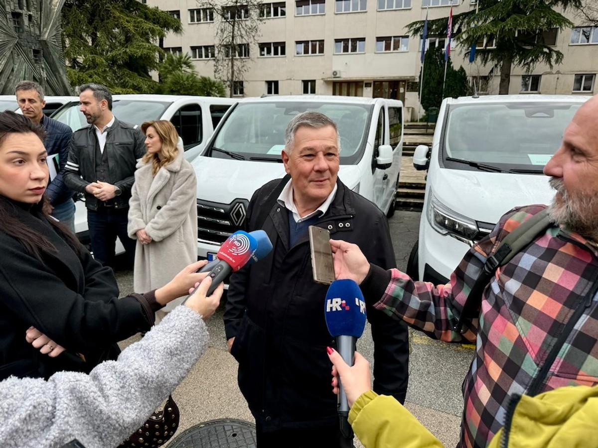 Donacija kombija za osnovne škole | foto: Veljko Martinović