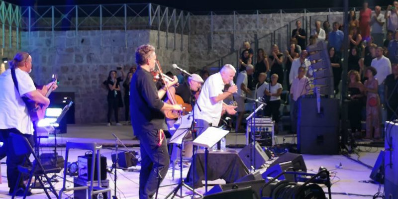 ZORAN PJEVA ARSENA Pogledajte reakciju publike na tvrđavi sv. Mihovila kada je zapjevao 'A, sad adio' Oliveru u čast