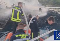 FOTO/VIDEO Požar zahvatio jedrilicu kod Hvara, pet osoba spašeno na vrijeme