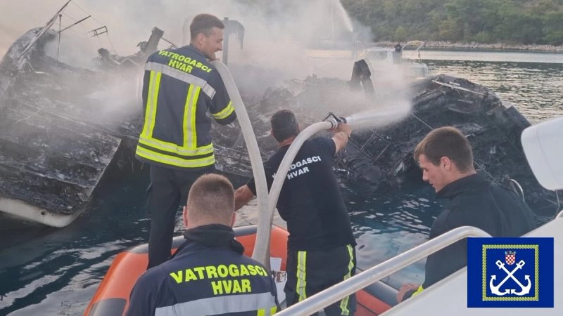 FOTO/VIDEO Požar zahvatio jedrilicu kod Hvara, pet osoba spašeno na vrijeme