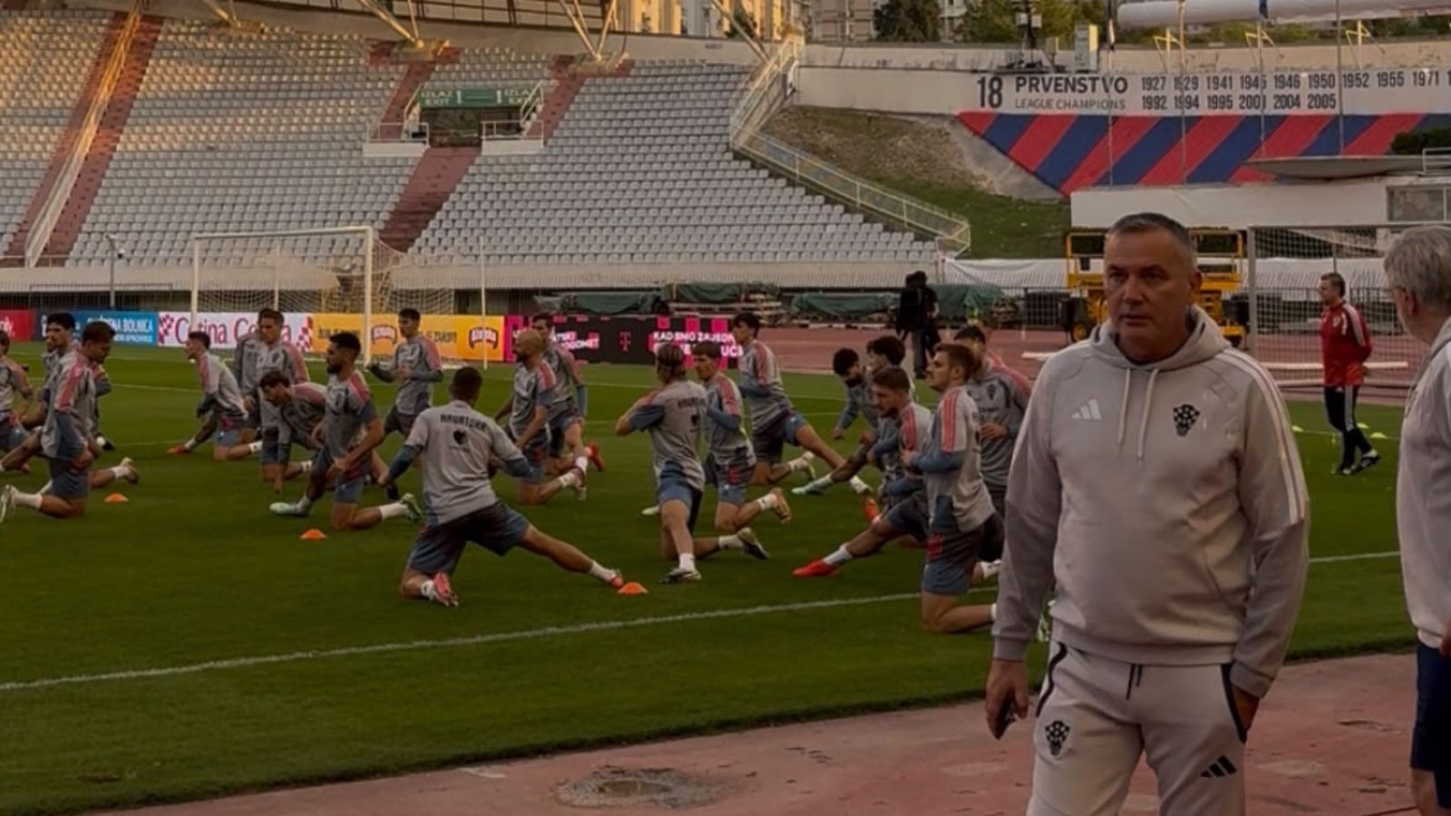 VIDEO: Bilić s jednim igračem pričao prije treninga, Kustić 'bacio oko' na posljednje pripreme