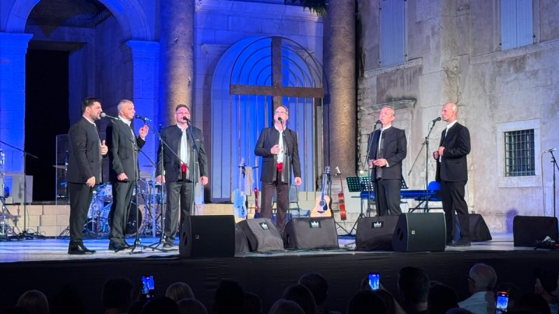 VIDEO Legendarna klapa napunila Peristil, ovo je posebna večer!